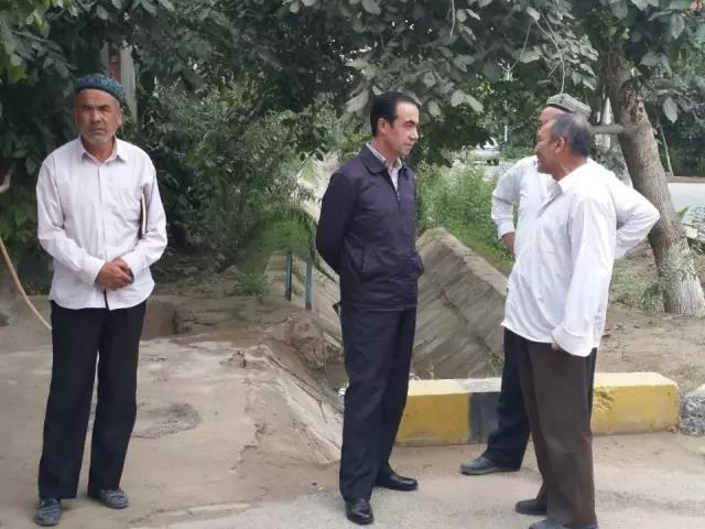 墨玉县县委副书记,政府县长马合木提·吾买尔江前往芒