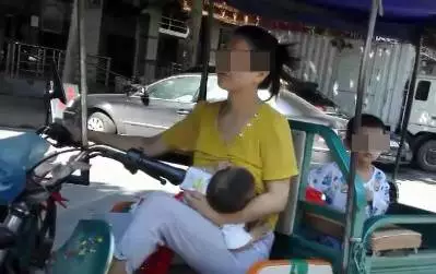 母亲边开三轮边喂奶