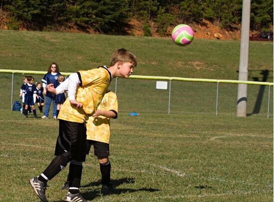 大量英格兰退役球员遭受脑部疾病折磨,头球是