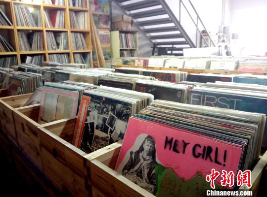 唱片店内摆放着的黑胶唱片。 胡小丽 摄