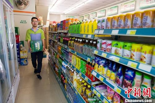山西太原,超市工作人员正在整理商品。中新社记者 张云 摄