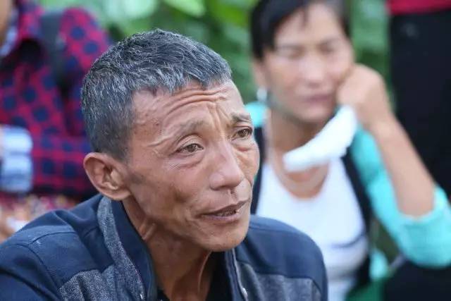 截至 10 点 20 分记者发稿,仍有群众驾车赶来,通往殡仪馆的道路道路已经被堵死。