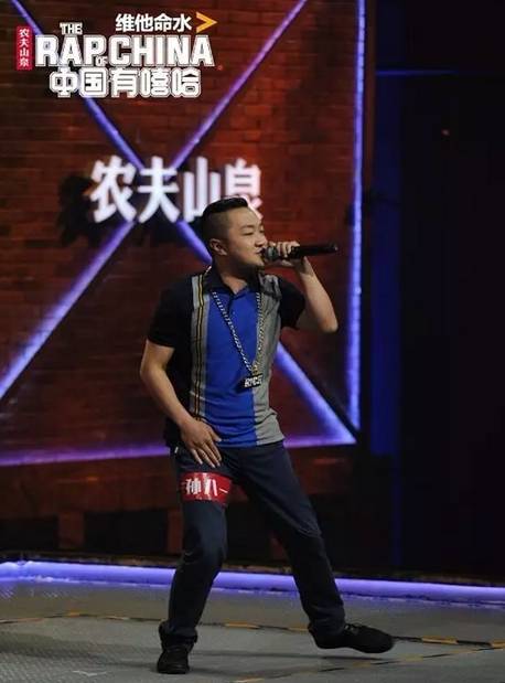 孙八一在第一期出场的时候，以一身非常土气的polo衫出镜，当mc hotdog问道“