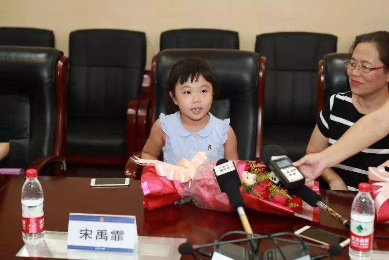 萌cry~车主礼让石家庄小女孩鞠躬致谢,11秒视