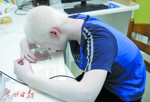 几乎贴着书桌，用助视器看书、写功课，孙开俊须要付出常人三四倍的尽力才能取得今天的成就。