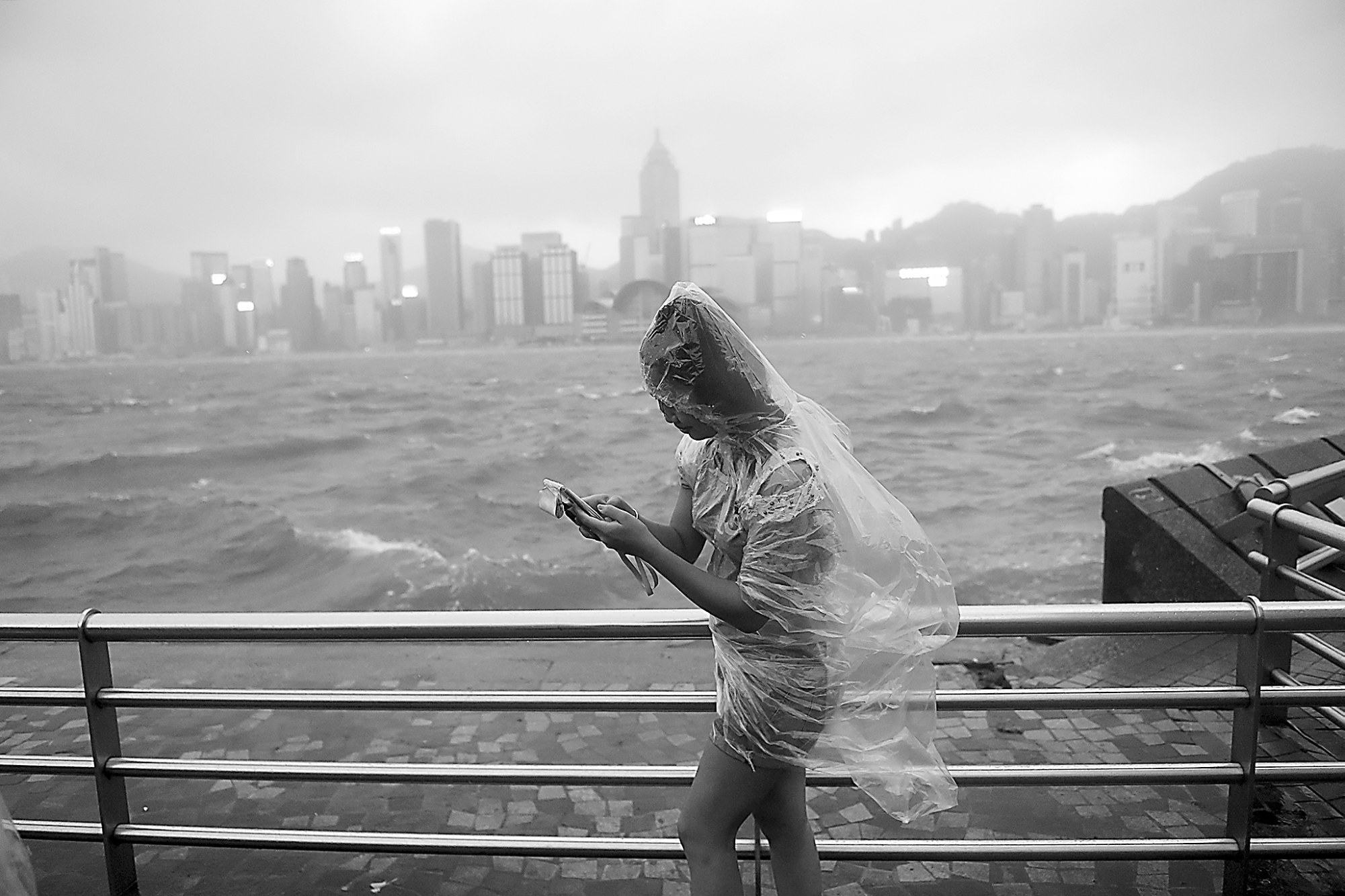  23日，台风“天鸽”影响香港民众的生活。