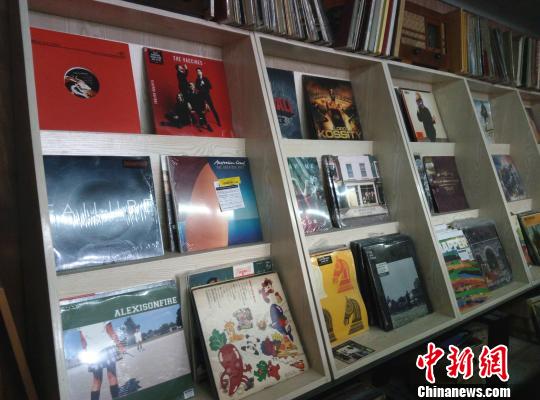 唱片店内摆放着的黑胶唱片。 胡小丽 摄