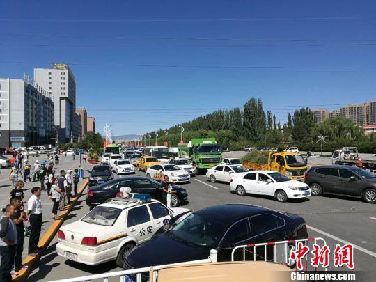 图为道路坍塌现场交通拥堵、车辆难行。　张林虎 摄