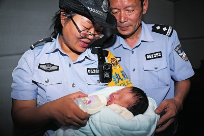 刘瑞国和同事照顾被解救的婴儿。大河网 图