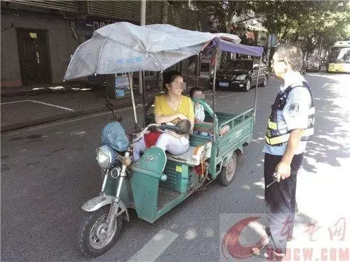 母亲边开三轮边喂奶