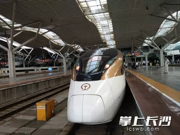 长沙也可坐“复兴号”啦,免费WIFI、更宽座椅间距、更平稳,还有这些你想不到的|动车组|插座|京沪高铁_新浪新闻