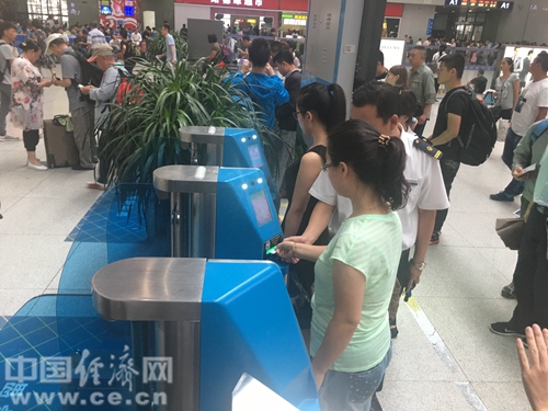 图为旅客们在“刷脸”进站。经济日报-中国经济网记者刘潇潇/摄