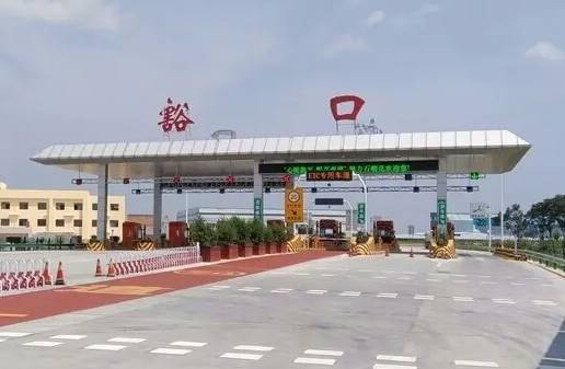 西安交警严查夜间滥用远光灯罚100元记1分【