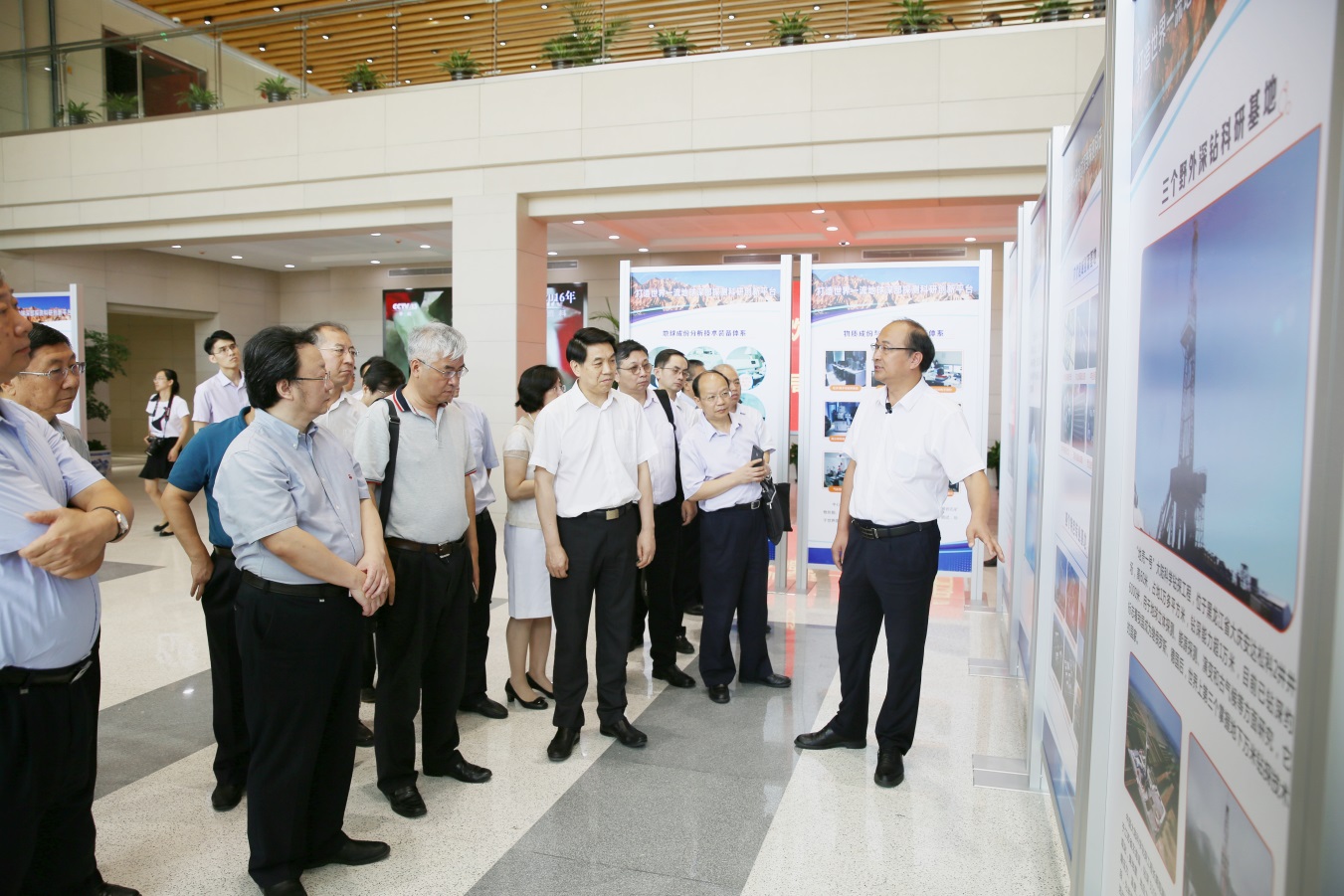 中国地震局党组理论学习中心组开展第三次集体