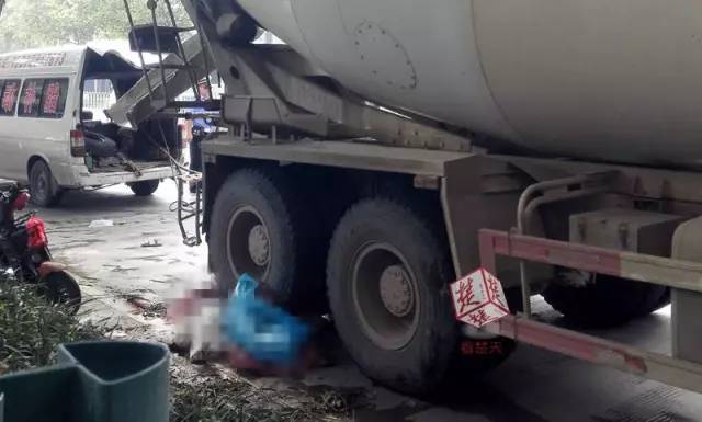 这位妈妈刷爆朋友圈:边开三轮边喂奶,车厢里还