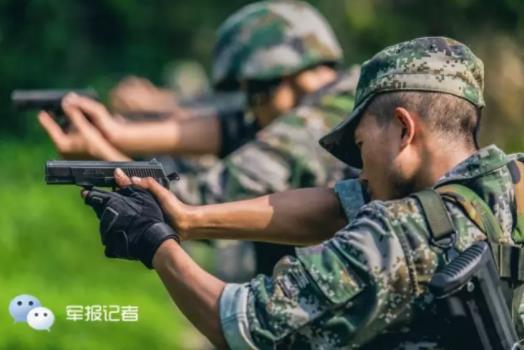 军媒对比集训与英雄联盟:军旅人生没有过多段