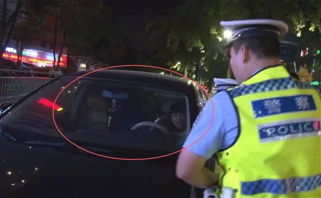 趁夜色在车里做这事!这一幕被拍了下来.|交警|桂