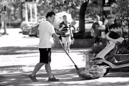 街头扫马路,他说:这是天经地义该做的,和学历没