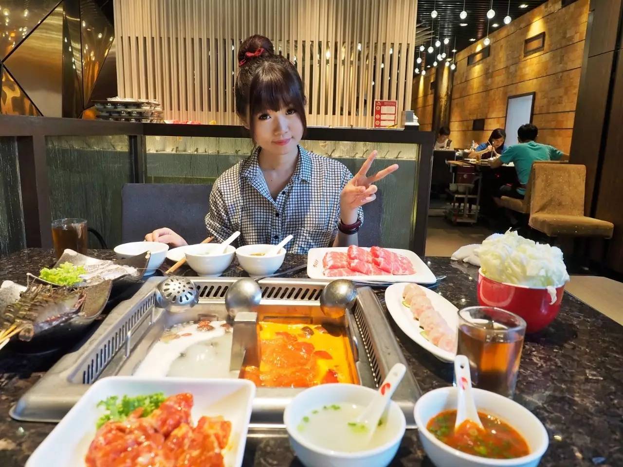 老鼠乱窜，火锅漏勺掏下水道!海底捞这样的后厨，你看吐了没?|海底捞|食品|京东_新浪新闻