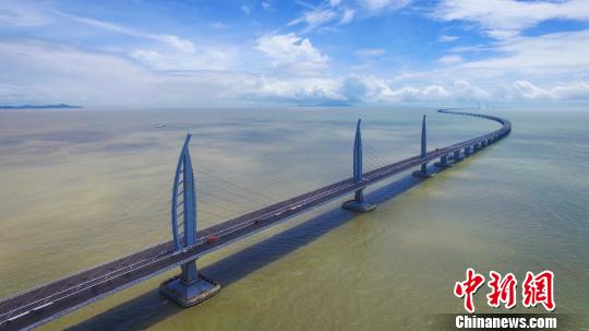 图为7月7日航拍港珠澳大桥江海直达船航道桥。 陈骥旻 摄