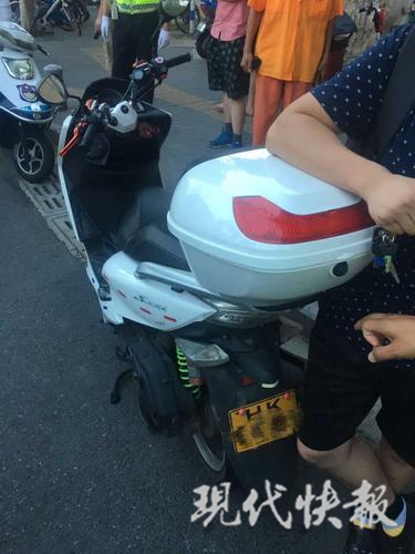 驾驶无证摩托车上路被查 男子轿车驾照被注销