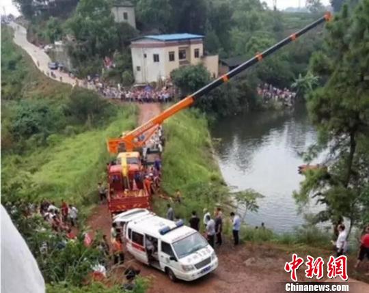 搜救现场。 钟欣 摄