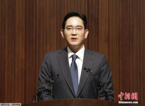 资料图：当地时间2015年6月23日，韩国首尔，时任三星电子副会长李在镕在位于首尔瑞草区的公司总部召开记者会，就三星首尔医院管理不力造成中东呼吸综合征（MERS）疫情扩散向国民道歉。