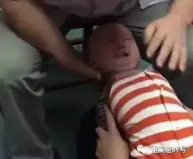 ▲李颂江狂摇幼儿头部来回揉搓。    视频截图