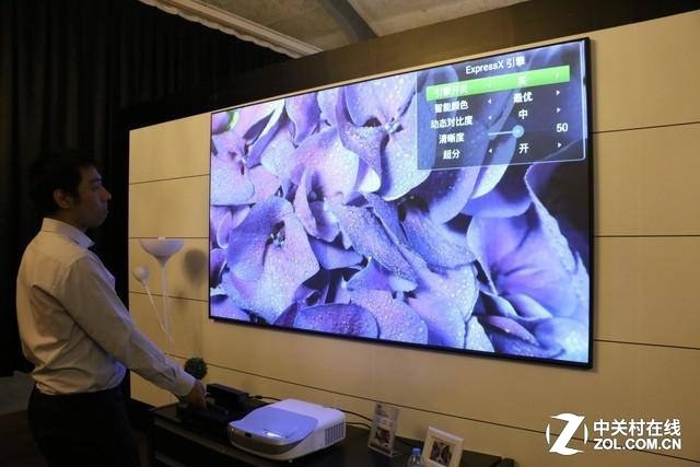 激光电视一般都会搭配抗光幕布 显示效果更佳