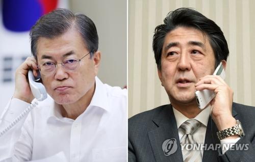 8月25日，在青瓦台，韩国总统文在寅(左)与日本首相安倍晋三通电话。图片为韩联社资料图片。(韩联社/青瓦台提供)