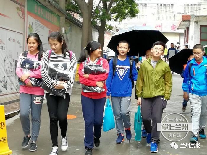 市中小学校昨起陆续开学报名,新版语文教材长