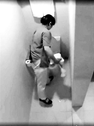  ↑保洁员用洗脸毛巾擦马桶
