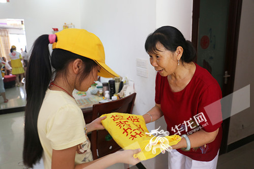 双桥消防开设暑期实践课 学生志愿者查火患送