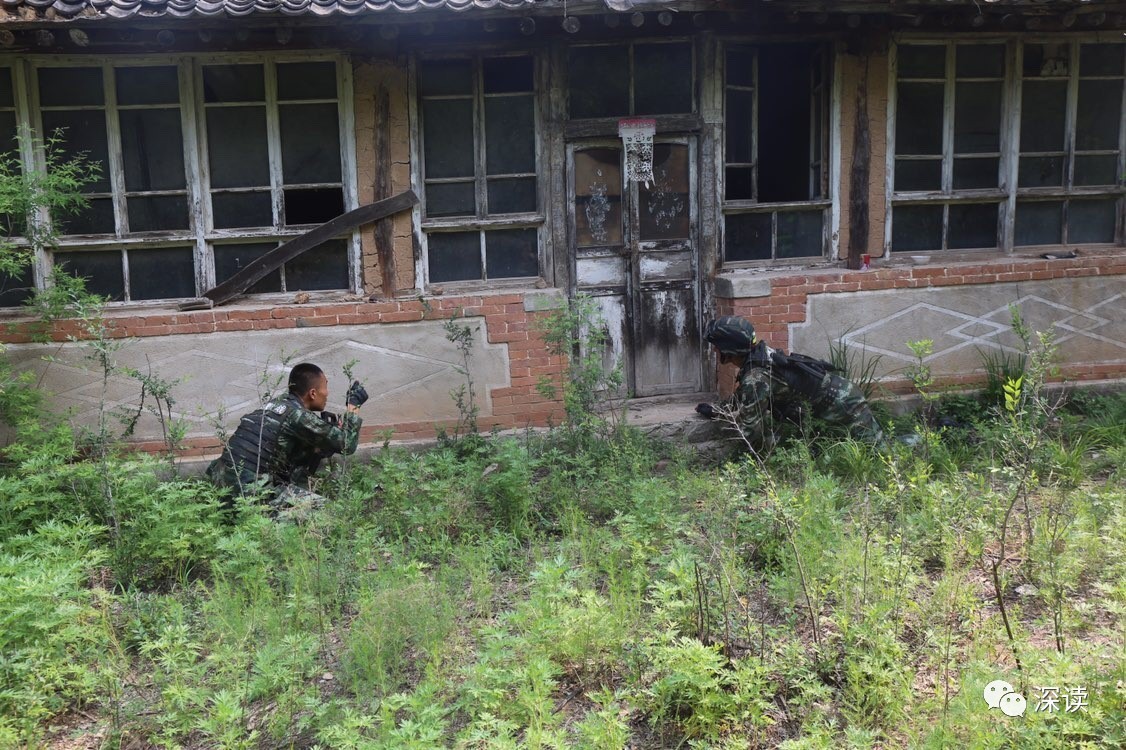 武警魔鬼周训练:人均负重60斤 全程无热食供应