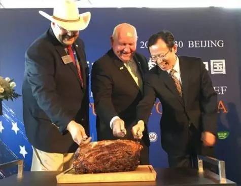 ▲参会嘉宾切美国优等肋排(图片来源:美国肉类出口协会)