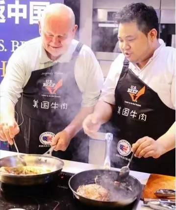 ▲帕度与大厨Austin Hu烹饪美国牛排(图片来源:美国肉类出口协会)