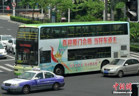 8月25日,一辆印有“喜迎厦门会晤 当好东道主”标语的双层巴士行驶在厦门街头。金砖国家领导人第九次会晤将于9月3日至5日在福建厦门举行。 <a target=\'_blank\' href=\'http://www.chinanews.com/\'>中新社</a>记者 张斌 摄