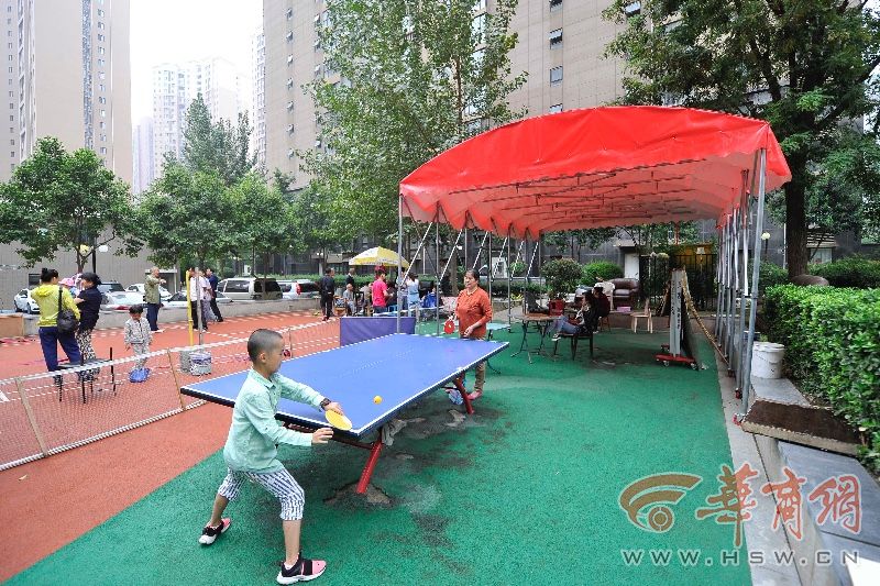 西安热心业主出钱为小区体育场购帐篷遮阳挡雨