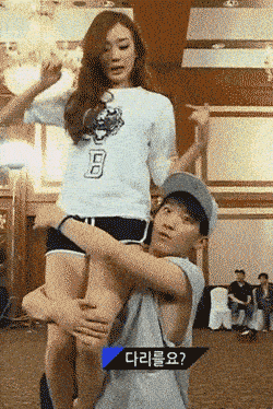 惊心动魄三十秒:轿车与货车抢路惨被埋