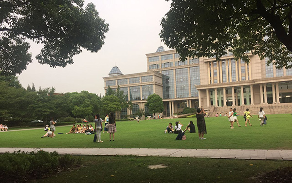 上海名校暑期变 景区 :中小学生来许愿,大学生有