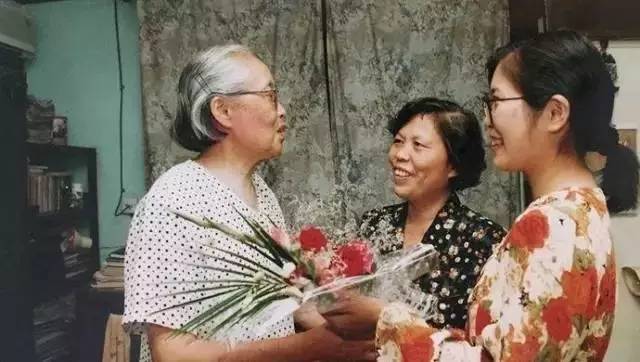 一个小学老师,被誉为中国语文大师!她的离世,震