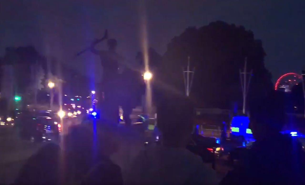 英国一袭击者使用刀剑袭击警员 两名警察受轻