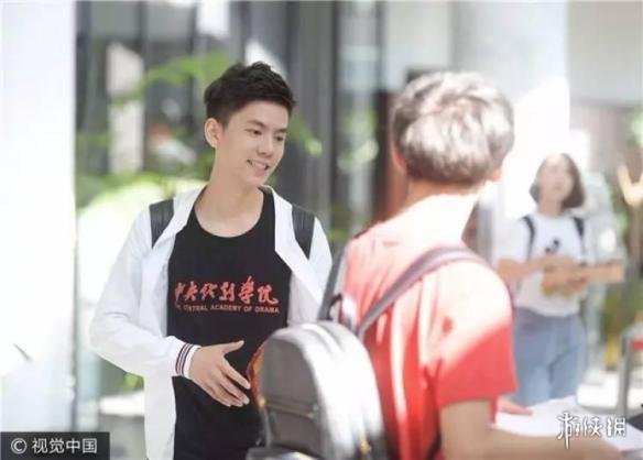 2017中央戏剧学院新生报到 满屏都是偶像剧的