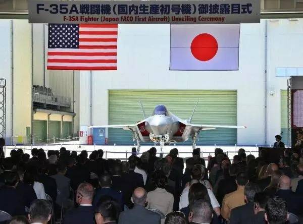 资料图片：日本总装首架F-35亮相。