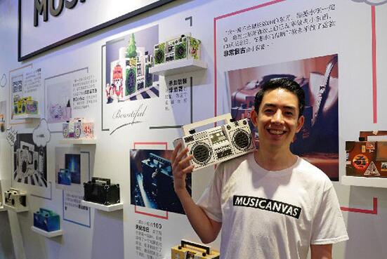 29岁的小余以“Musicanvas”品牌销售创意复古蓝牙音箱(图片来源网络)