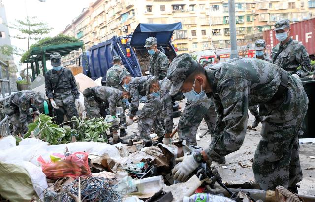 驻澳门部队持续展开台风天鸽灾后救助行动|澳