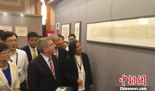 国外奥委会主席巴赫鉴赏艺术家的书法作品 马元豪 摄