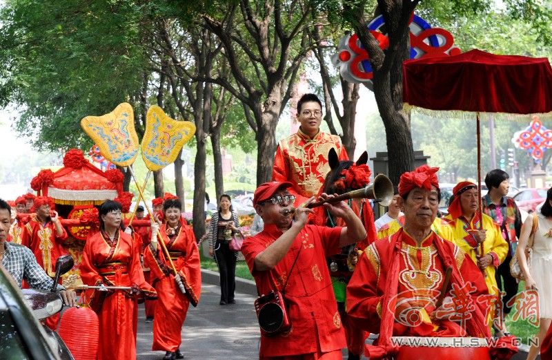 灞桥老人为仿古婚礼服务 不为赚钱只图开心|新