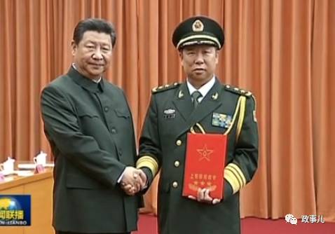 2015年7月31日，习近平向晋升上将军衔的李作成颁发命令状