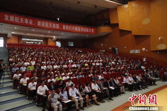 西北首个中外合作办学机构开学 中英校长联袂